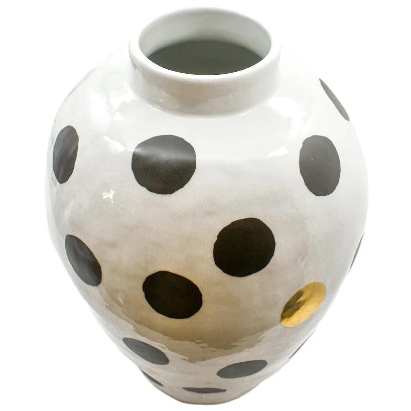 Chic White Porcelain Vase – A Striking Touch of Elegance