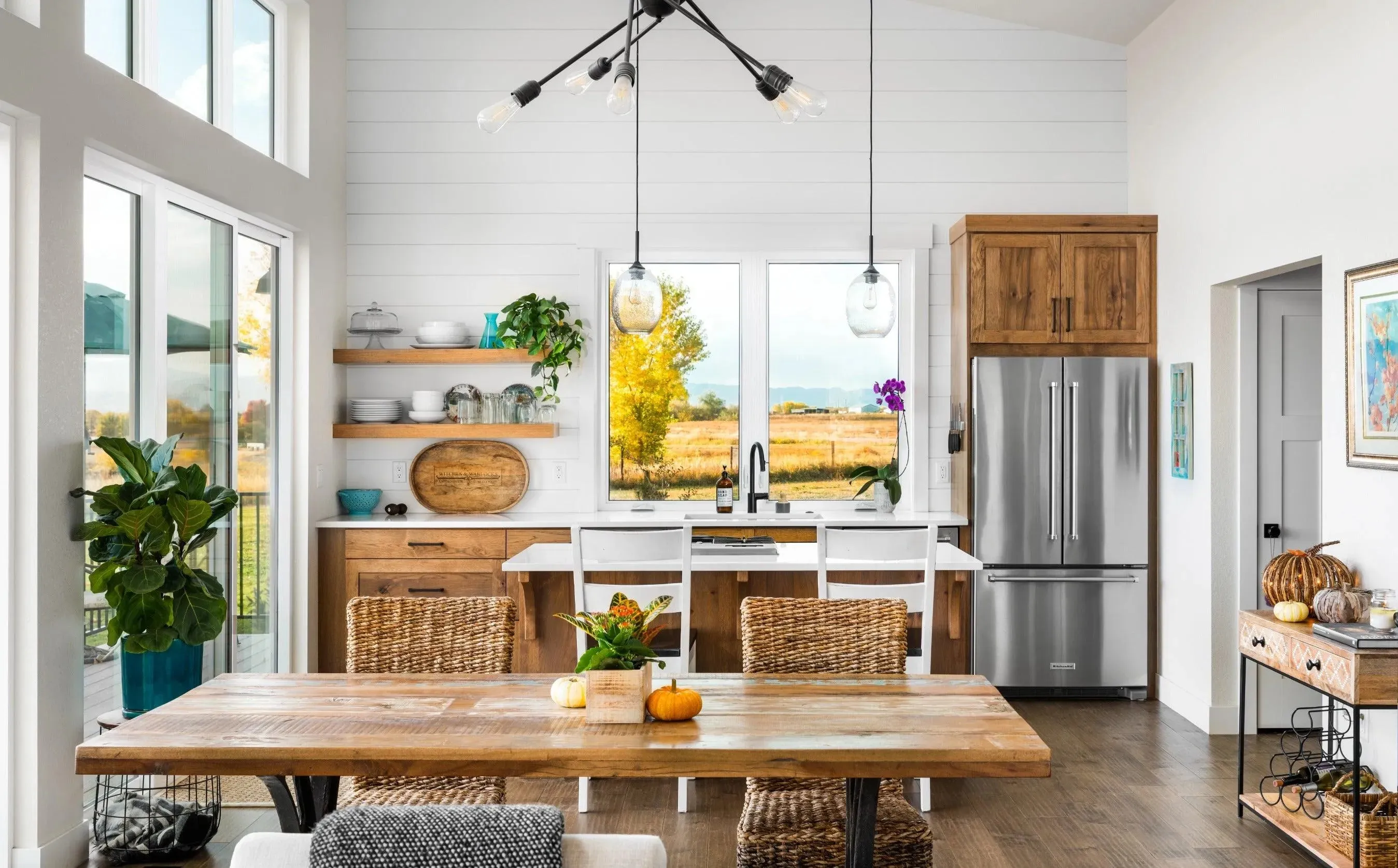 Cozy 1-Bedroom Retreat with Charming Porches