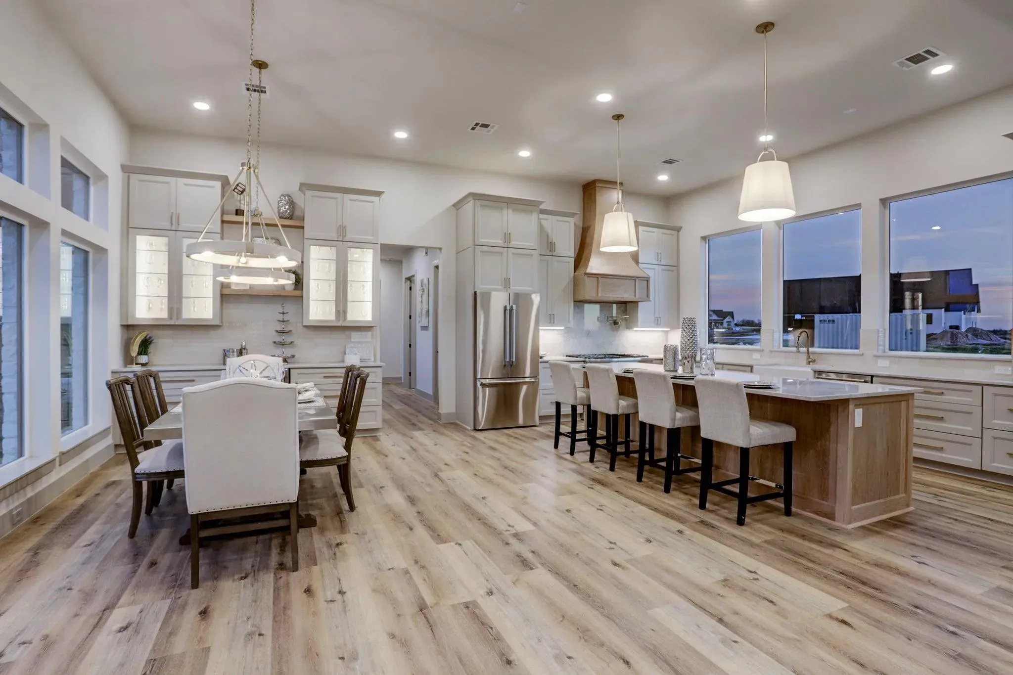 Elegant Home with Spacious Living Areas and Modern Features