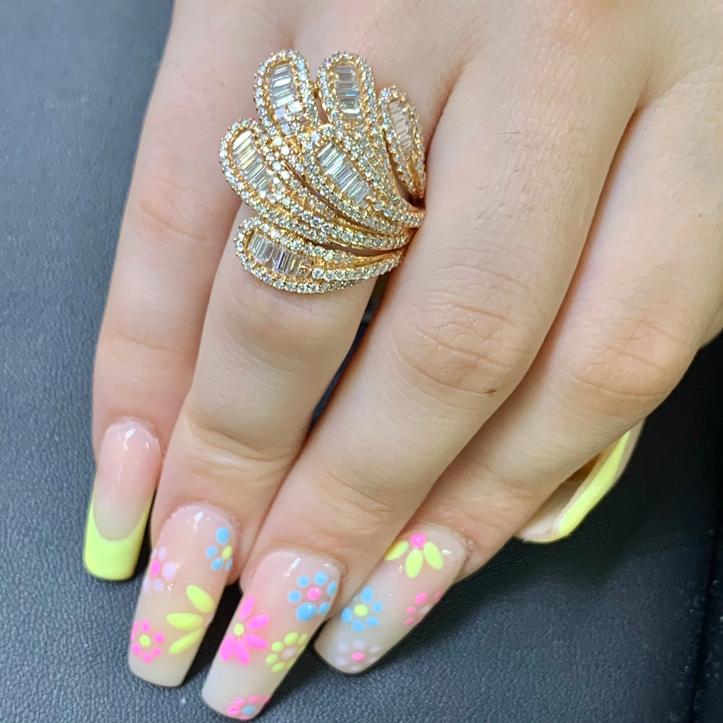 VVS/vs high clarity diamonds set in a 18k Rose Gold Ladies' Feathers Ring (VVS diamonds)